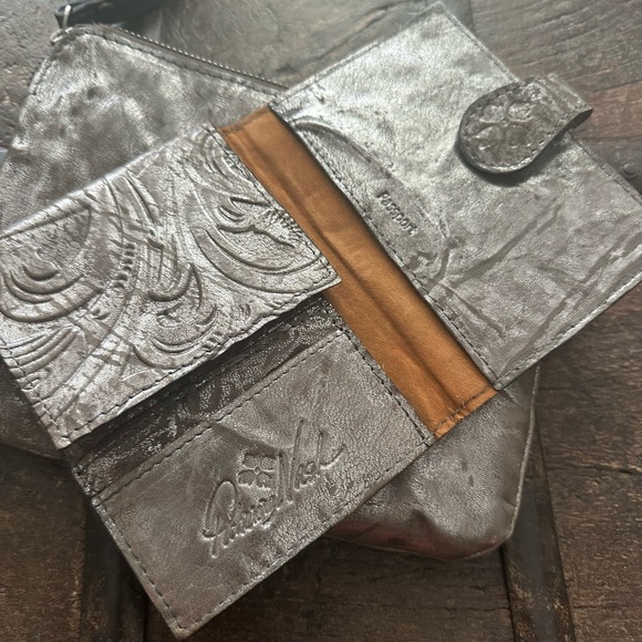 Patricia Nash Elegant Silver Embossed Women's Bag Set - Picture 5 of 10